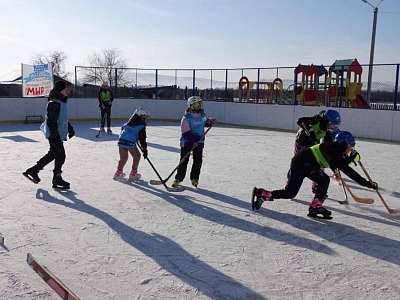 Хоккейный турнир «Люблю маму, папу и хоккей» состоялся в селе Заречный Нерчинского района.
